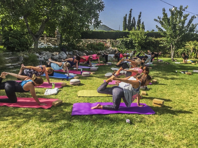 Retiros de Yoga para instructores y profesores. Además de clases semanales para alumnos en los Jardines de Cortijo Las Monjas, en las montañas de Málaga, Axarquía. Andalucía