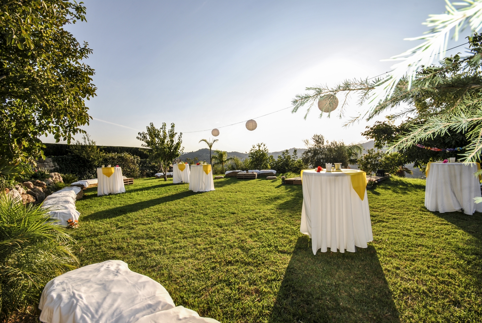 Ceremonia y banquete, de una boda civil, única y diferente, por la decoración rústica y mesas altas, que amenizan el evento y la interacción entre los comensales. Jardines de Cortijo Las Monjas, Alta Axarquía, Periana, Málaga interior, Costa del Sol - Pueblos Blancos - Andalucía