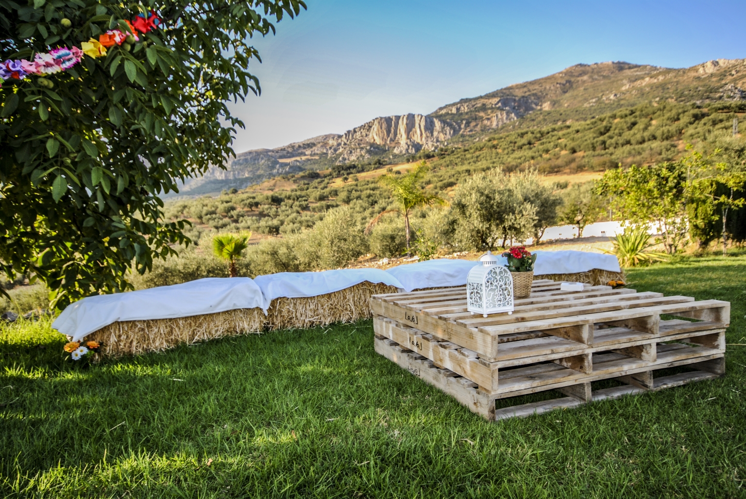 Ceremonia y banquete, de una boda civil, única y diferente, por la decoración rústica y mesas altas, que amenizan el evento y la interacción entre los comensales. Jardines de Cortijo Las Monjas, Alta Axarquía, Periana, Málaga interior, Costa del Sol - Pueblos Blancos - Andalucía