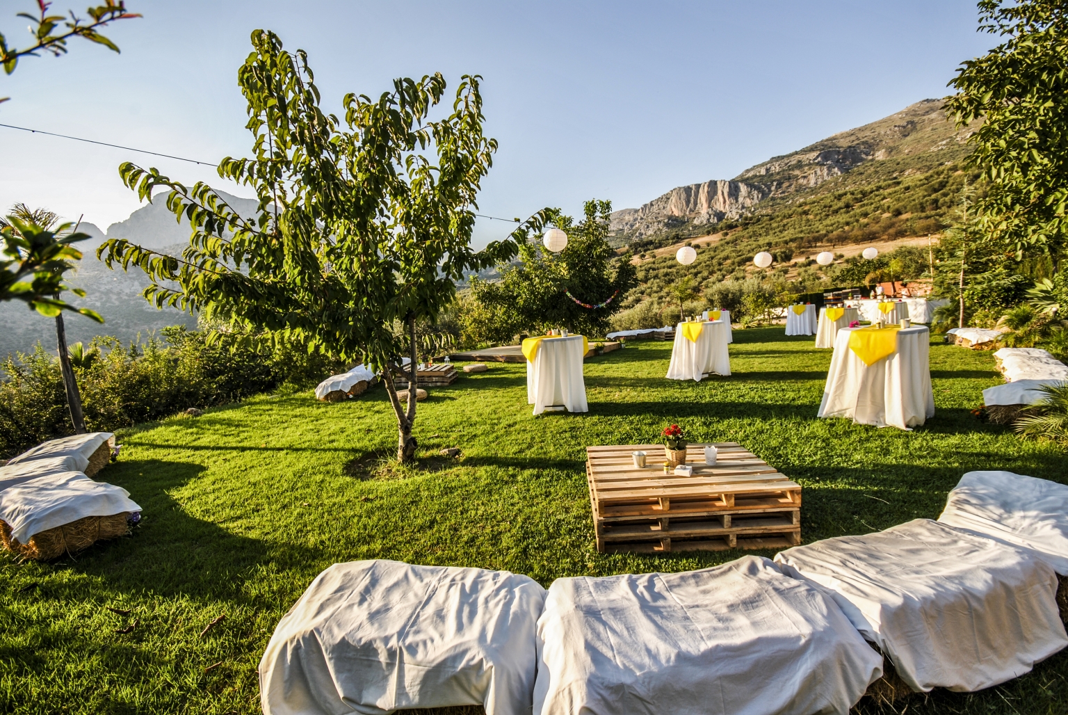 Ceremonia y banquete, de una boda civil, única y diferente, por la decoración rústica y mesas altas, que amenizan el evento y la interacción entre los comensales. Jardines de Cortijo Las Monjas, Alta Axarquía, Periana, Málaga interior, Costa del Sol - Pueblos Blancos - Andalucía