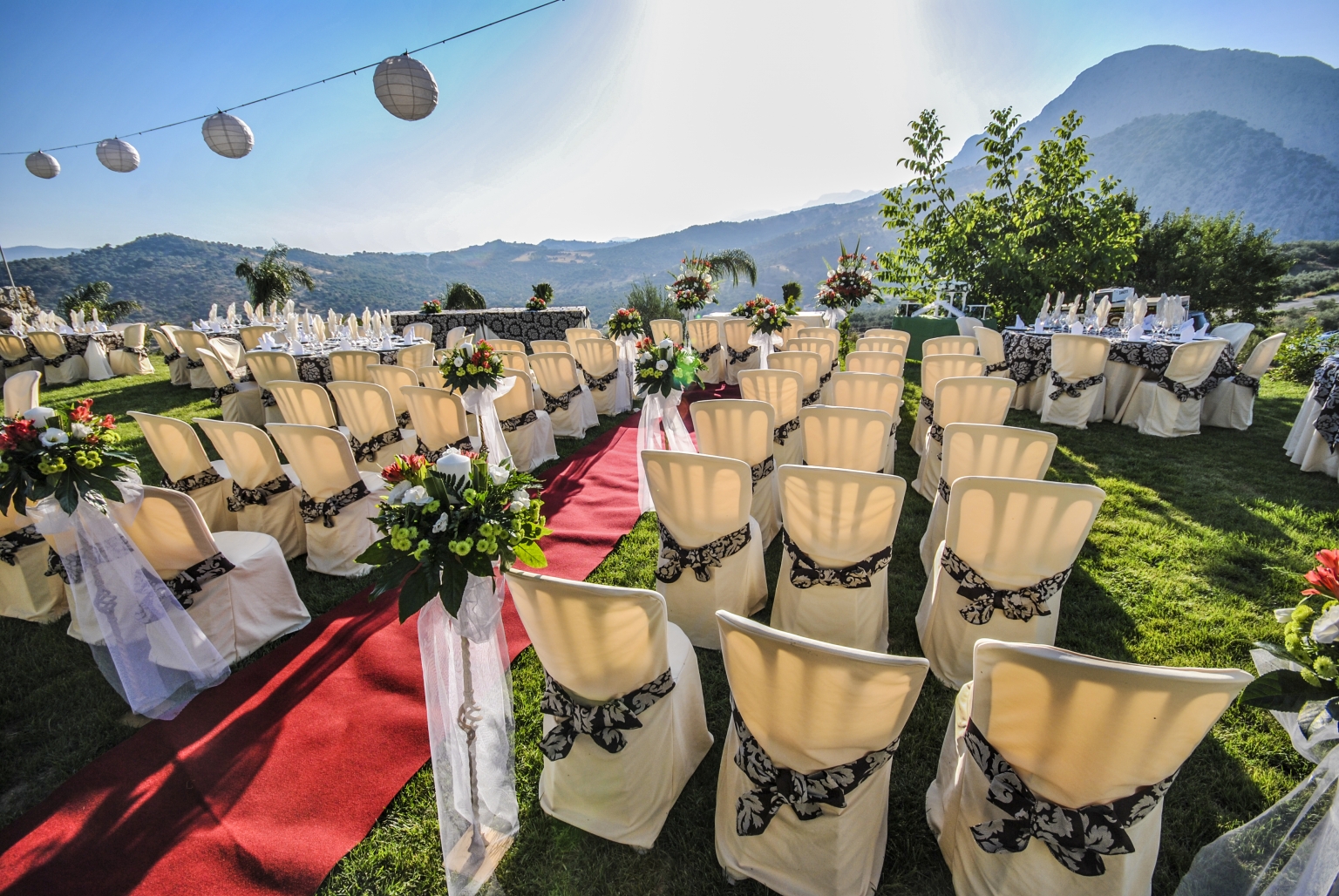 Celebraciones de ceremonias de Bodas Civiles y banquetes en los jardines de Cortijo Las Monjas, en la Axarquía malagueña, interior de la Costa del Sol. Alta Axarquía. Andalucía.