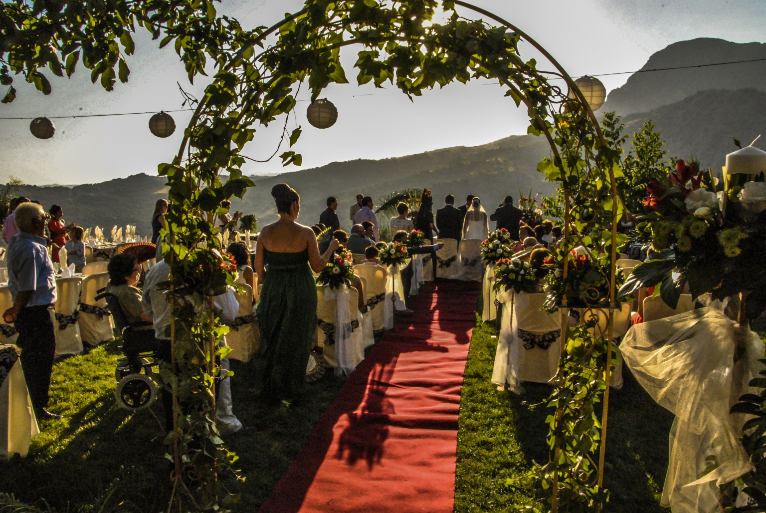 Celebración de una Boda civil en los jardines de Cortijo Las Monjas, en la Alta Axarquía de Málaga, Axarquía. Andalucía.