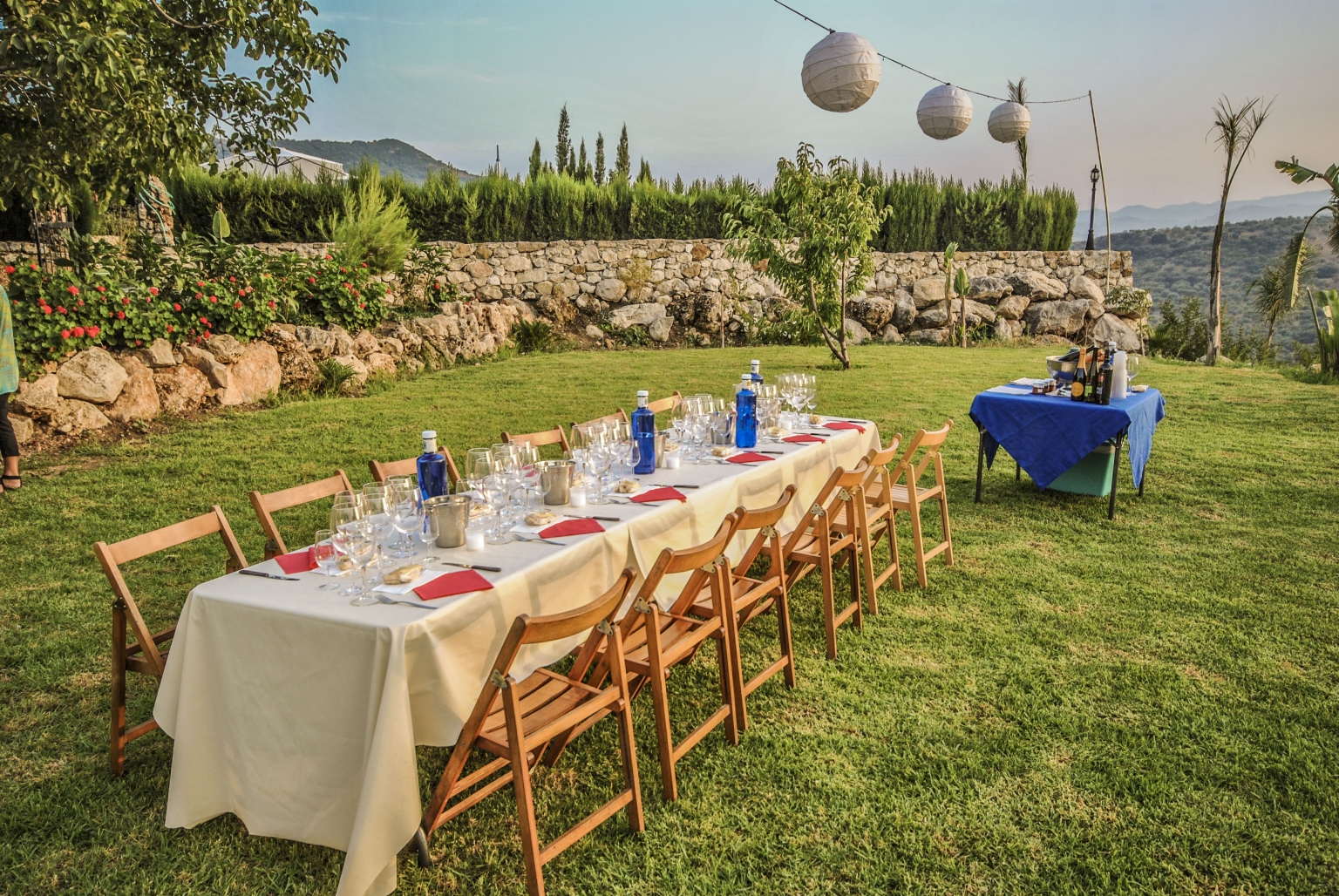 Cena maridaje con Vinos de Málaga en los jardines de Cortijo Las Monjas, interior de la Costa del Sol, Málaga, Andalucía