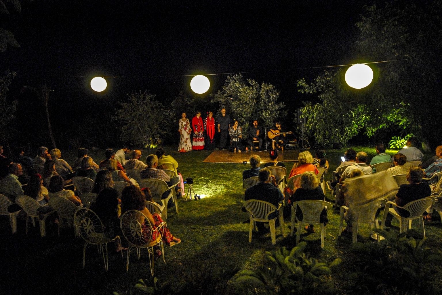 Fiesta Flamenca en los jardines de Cortijo Las Monjas. Una noche preciosa bajo las estrellas, llena de energía y duende flamenco. Axarquía, Málaga. Interior de la Costa del Sol. Andalucia