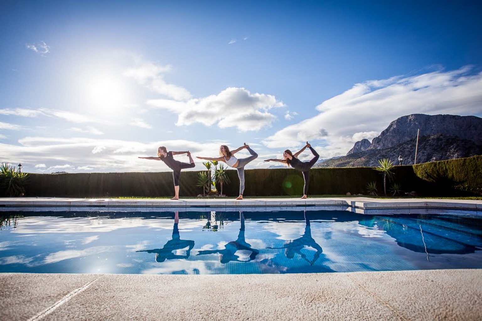 Sesiones y clases de Yoga en la piscina de Cortijo Las Monjas. Alumnas disfrutan de su actividad y ejercicios en el Alojamiento rural de montaña Cortijo Las Monjas. Periana. Málaga