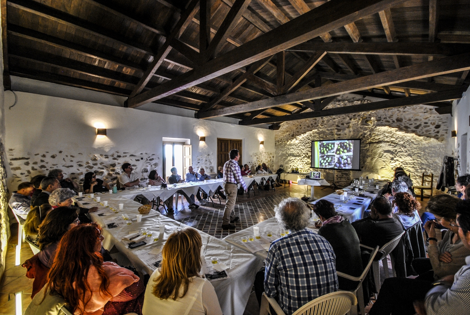 Sala tinao acoge el encuentro de Poesía entre Olivos, en las instalaciones de Cortijo Las Monjas, Periana, Alta Axarquía. Temática de poesía centrada en la cultura del aceite mediterráneo y el Olivar de montaña de Málaga en Andalucía 