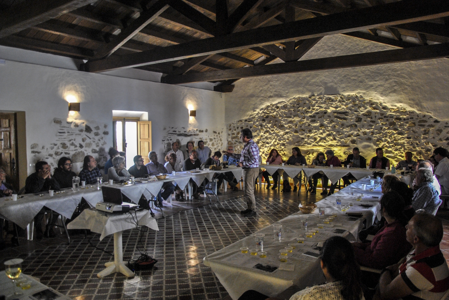 Escritores se reunen en el Encuentro Poesía entre Olivos, realizado en el alojamiento rural Cortijo Las Monjas. Poesía relacionadas con el aceite en la cultura mediterránea. Alta Axarquía malagueña. Andalucía.