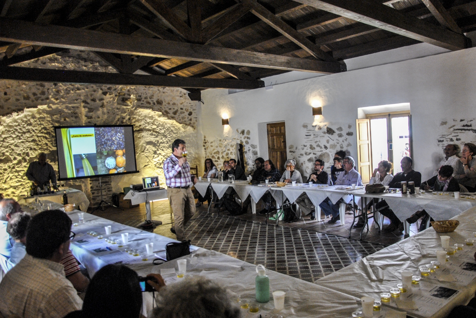 Poesía entre Olivos, un encuentro literario en la Sala Tinao, en Cortijo Las Monjas. Reunión cultural de escritores profesionales y amateur, relacionado con el aceite de oliva en la cultura mediterránea. Andalucia. España