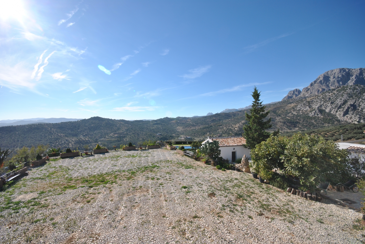 Vistas a la Era, al Valle y a los Tajos del Sabar, desde los Apartementos Turísticos de Cortijo Las Monjas, Alta Axarquía de Málaga. Alfarnatejo, Periana. Andalucía.