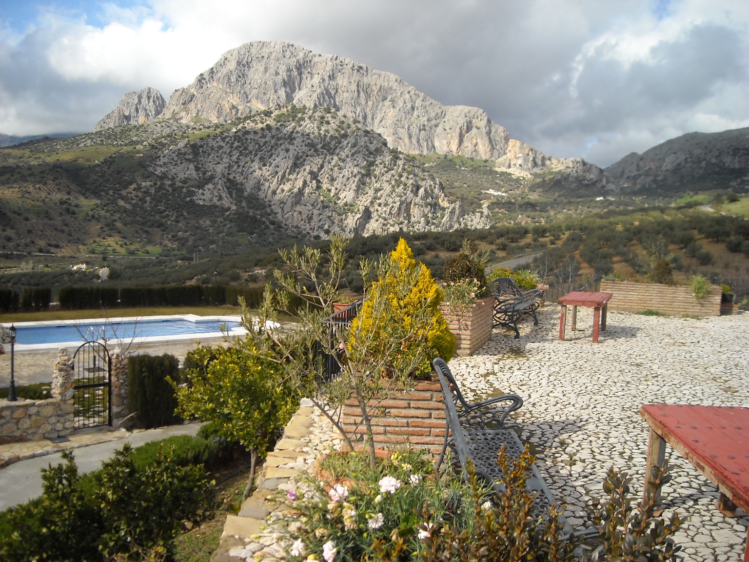 Vistas desde la Era de Cortijo Las Monjas al Valle, el desfiladero, y los Tajos del Sabar (Tajo Doña Ana, Tajo del Gomer, Tajo Bermejo, Sierrecilla del Sabar y la Atalaya (Pico de Vilo). Alfarnatejo, Periana. Alta Axarquía de Málaga. Andalucia