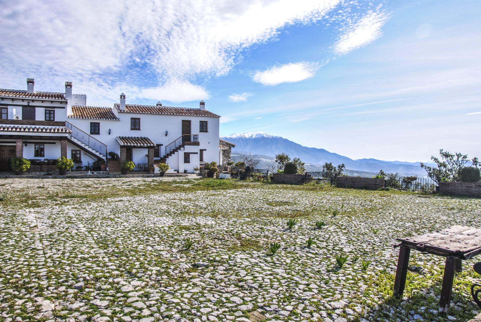 Era de Cortijo Las Monjas. Vistas de 360 grados, posición elevada, por la incidencia de los vientos, por ser propicia para aventar. Lugar tradicional en la agricultura andaluza para sacar el Agosto. Separar el grano de la paja mediante la tradicional trilla, con la yuda de bestias (caballos y mulos). Alta Axarquía, Málaga. Andalucia tradiciones que perduran