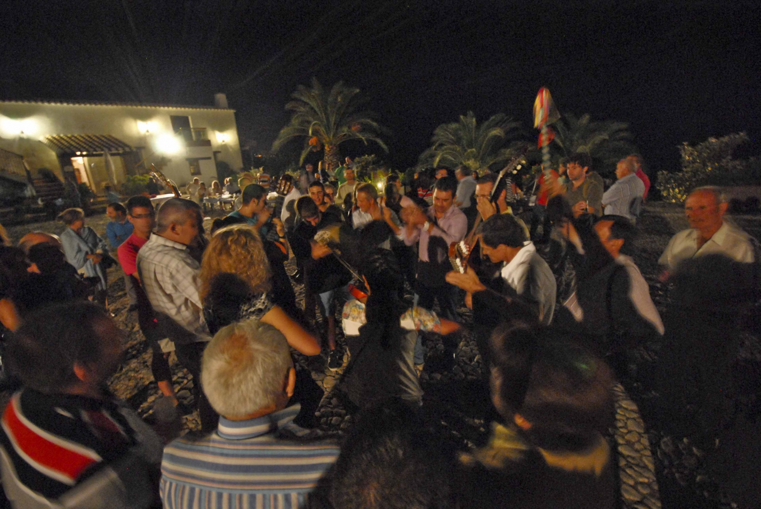 Panda de Verdiales de El Borge y Grupo de Fandangos Verdialeros de Alfarnate, en la Fiesta de las Candelas en la Era de Cortijo Las Monjas. Alojamiento Rural en la Alta Axarquía de Málaga, en las montañas de la Alta Axarquía. Entre Periana y Alfarnatejo. Andalucía. España