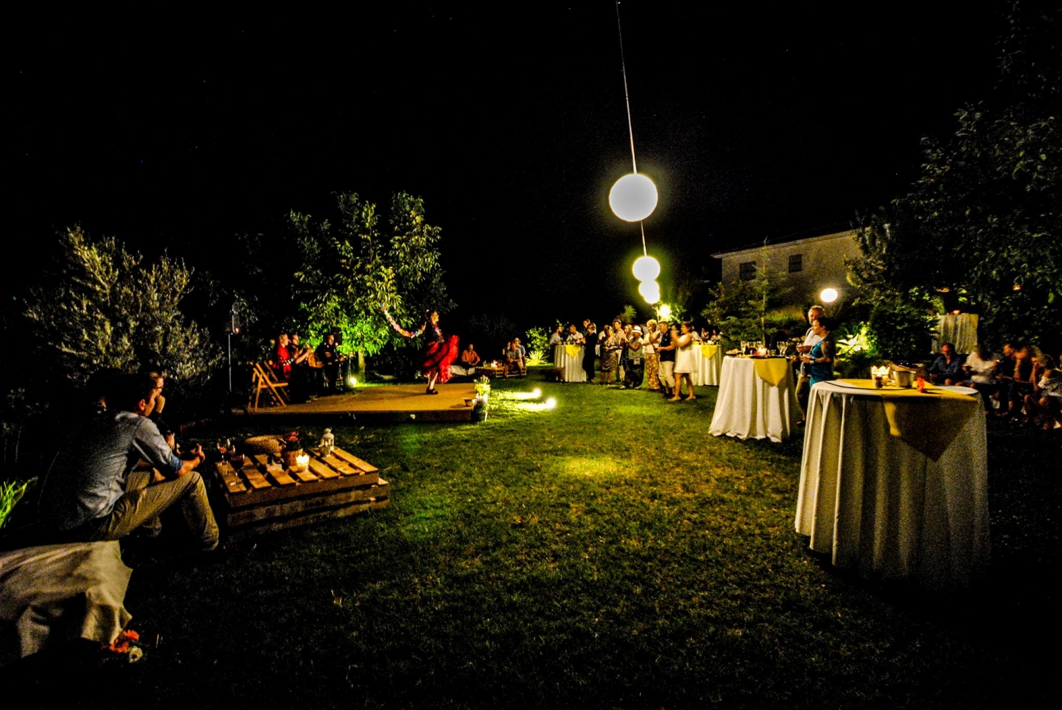 Aina Núñez Riera, Aina Núñez es bailaora, pedagoga, artista visual y documentalista de primer nivel, en los Jardines de Cortijo Las Monjas, Axarquía, Málaga, Andalucía