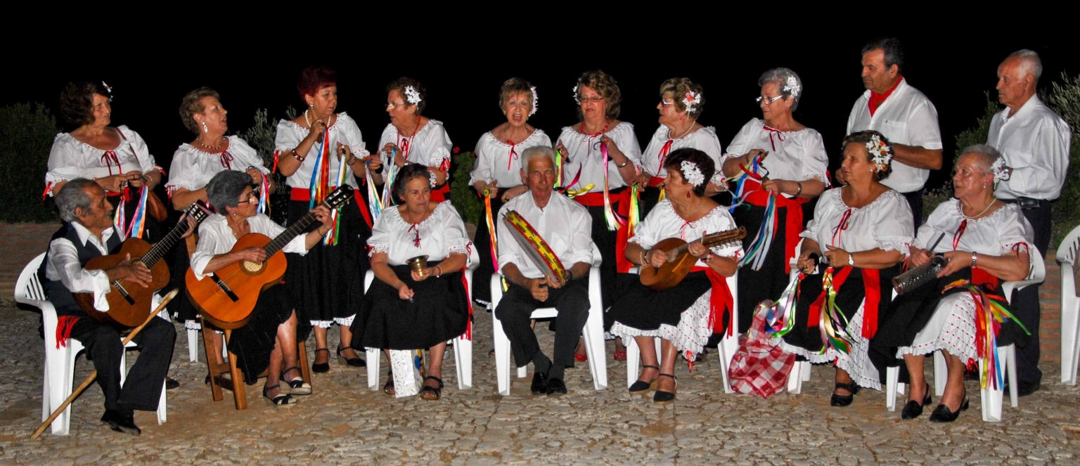 Grupo de Fandangos Verdialeros de Alfarnate. Baile de la Rueda y Maragatas. Fiesta de las Candelas. Era del Cortijo Las Monjas. Noche mágica de diversión, tradición, comunidad de vecinos. Comida aportada por las familias asistentes. Valle del Sabar. Alfarnatejo. Andalucía. Málaga. Andalucía