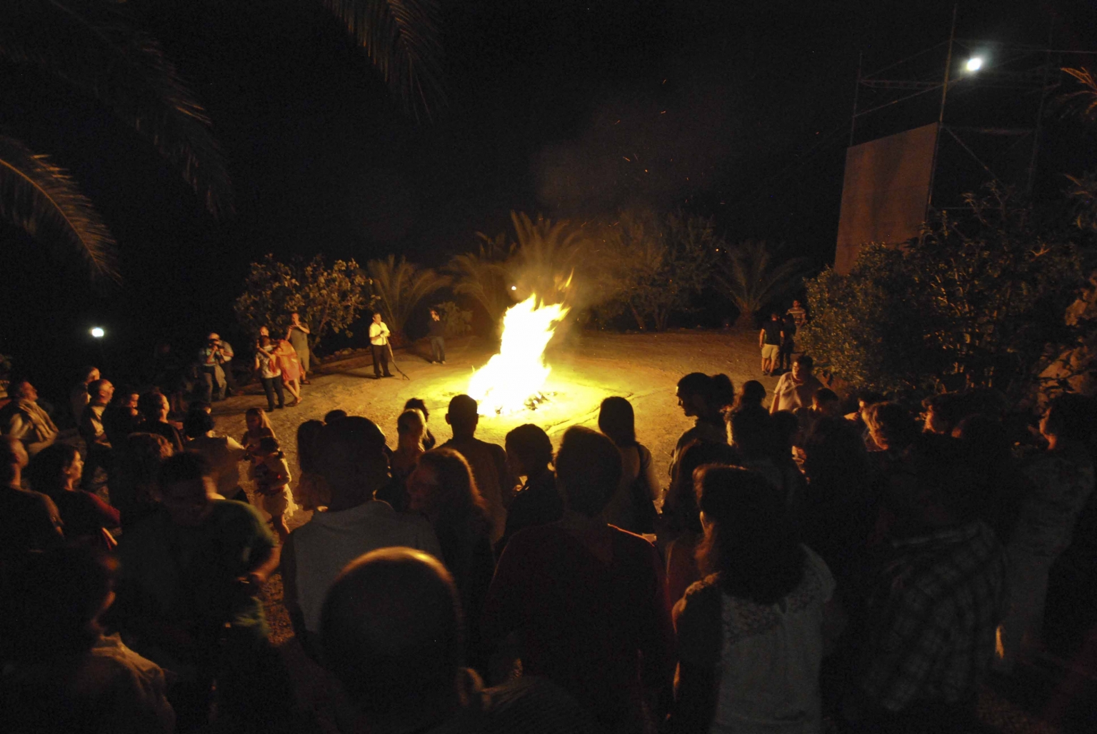 Fiesta de las Candelas en Cortijo Las Monjas. Tradiciones culturales con Bailes de La Rueda, el Grupo de Fandangos Verdialeros de Alfarnate, La Panda de Verdiales de El Borge, comida y bebida aportada por los vecinos y asistentes. Recuerdos de un pasado, en el alojamiento rural Cortijo Las Monjas entre Periana y Alfarnatejo. Málaga, Costa del Sol Interior, Andalucía. Alta Axarquía