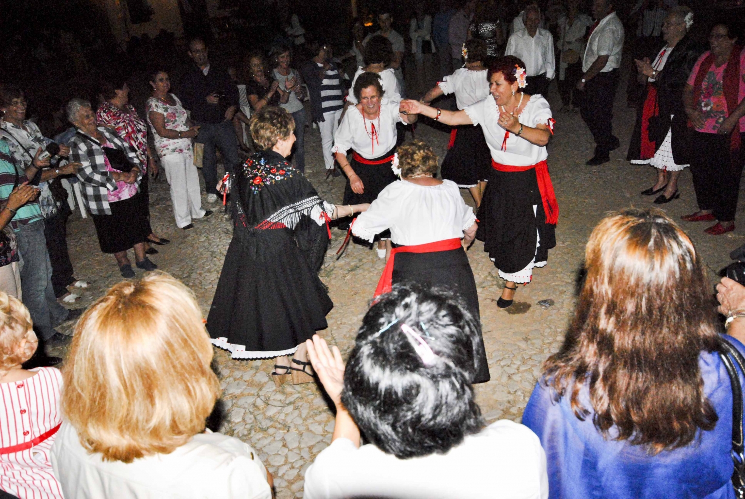 Fiesta de las Candelas en la Era de Cortijo Las Monjas. Vecinos divirtiéndose con el Baile de la Rueda y con la Panda de Verdiales de El Borge y el Grupo de Fandangos Verdialeros de Alfarnate, en Valle del Sabar. Alfarnatejo. Andalucía. España