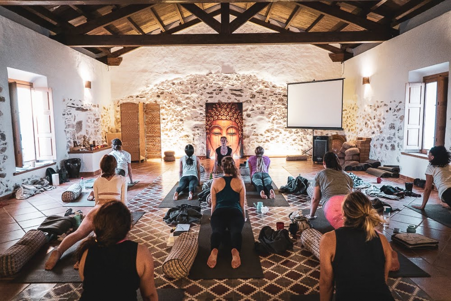 Cursos y formaciones para profesiones de Yoga en Cortijo Las Monjas, alojamiento rural en las montañas de Málaga. Andalucia