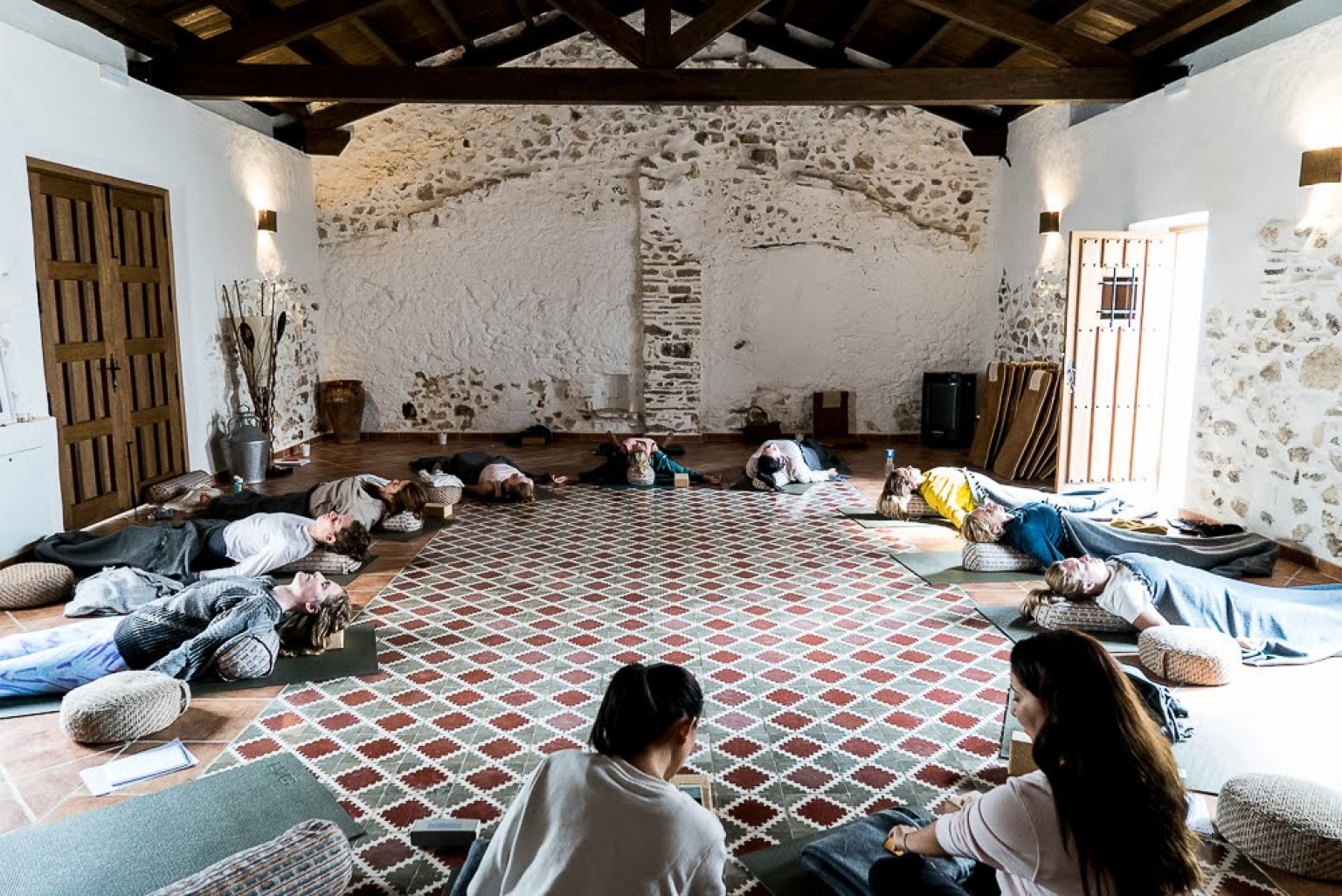 Retiros, Cursos y Formaciones de Yoga para profesores e instructores, en la Sala Tinao del alojamiento turístico rural, Cortijo Las Monjas