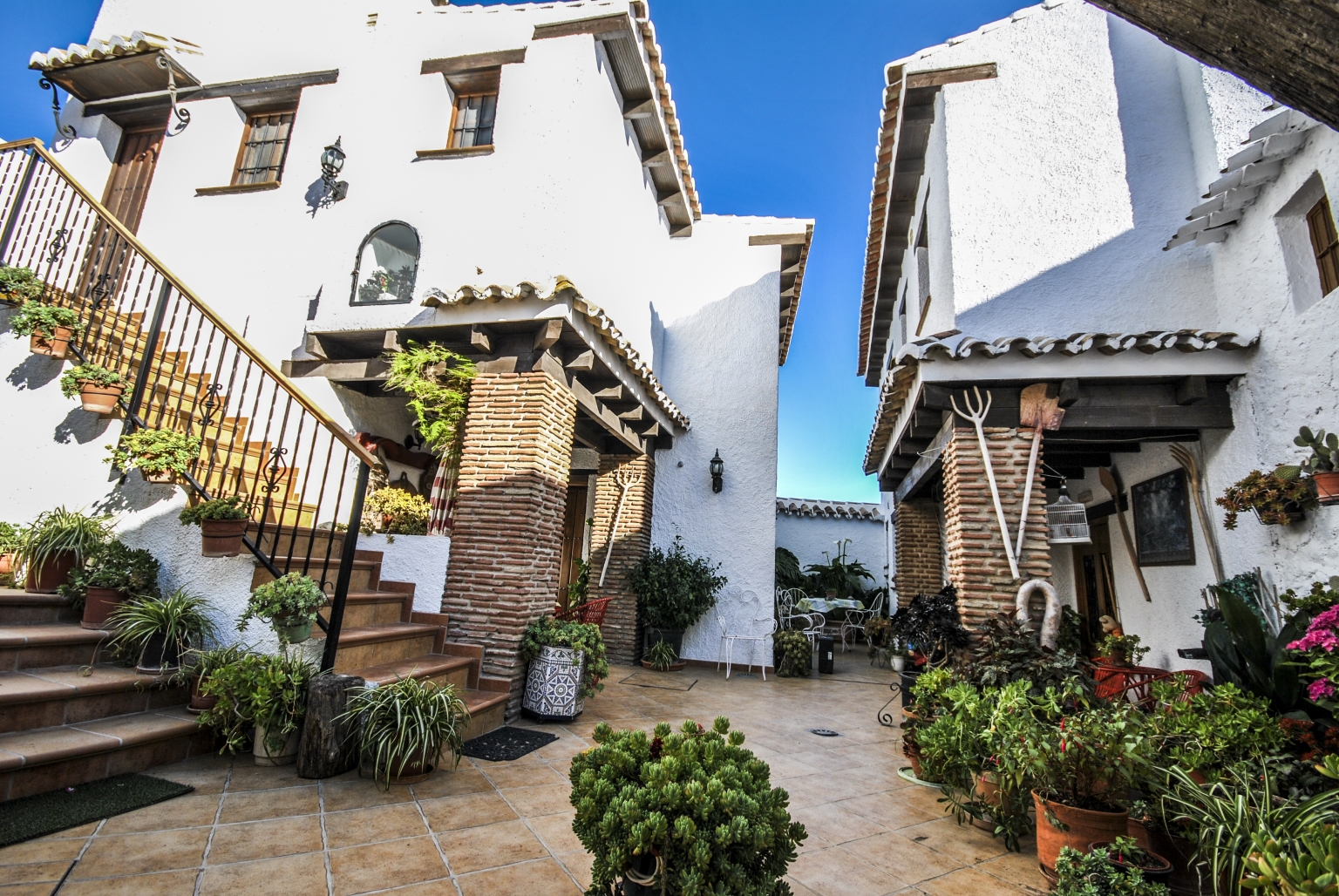 Típico patio interior andaluz, del alojamiento turístico Cortijo Las Monjas, Axarquía malagueña, Andalucía