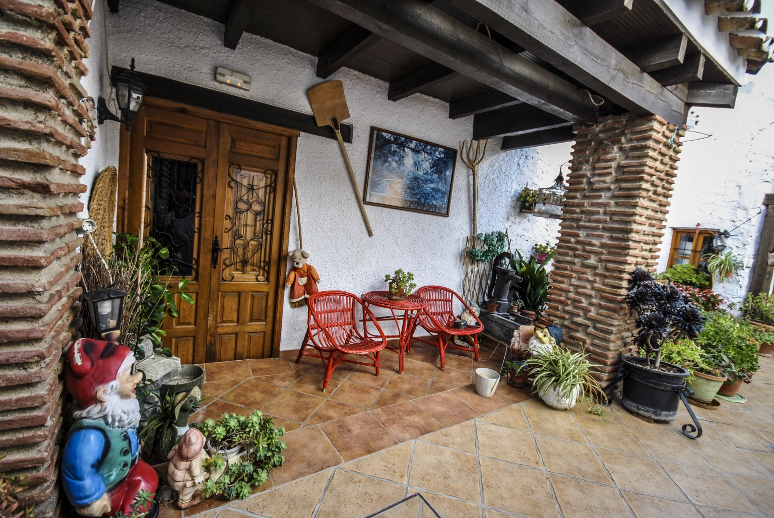 Tracionales patios interiores andaluces decorados con macetas y flores, en el complejo turístico Cortijo Las Monjas, en las montañas de la Alta Axarquía malagueña. Andalucia. Todo su esplendor en Primavera