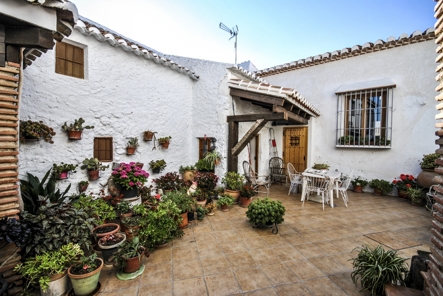 Patios Interiores de flores y macetas, típicos en las construcciones de Andalucía, todo su esplendor en Primavera. Ven a conocerlos a Cortijo Las Monjas, Alta Axarquía de Málaga. Costa del Sol Interior.