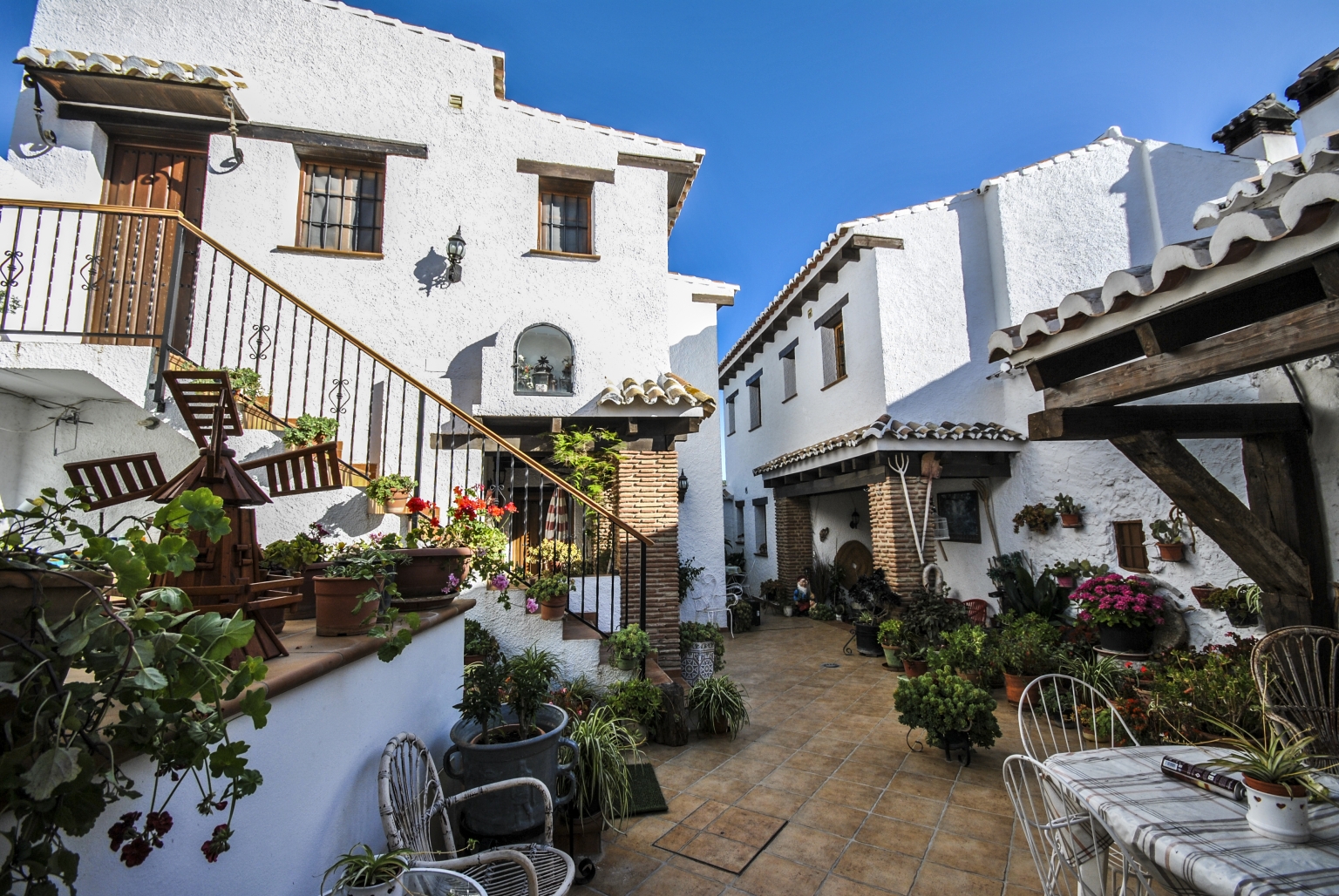 Los clientes de Cortijo Las Monjas disfrutan en primavera los patios tradicionales andaluces. Estos apartamentos turísticos se encuentran en la Alta Axarquía de Málaga, Costa del Sol interior, a pocos minutos del Aeropuerto Internacional. Andalucia. España