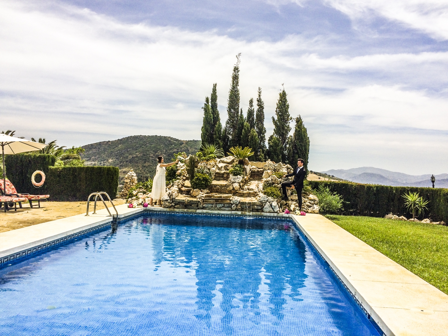 Reportaje fotográfico de recién casados en la cascada de la piscina, en los jardines de Cortijo Las Monjas, Periana, Alfarnatejo, Alta Axarquía, Málaga.Costa del Sol Interior