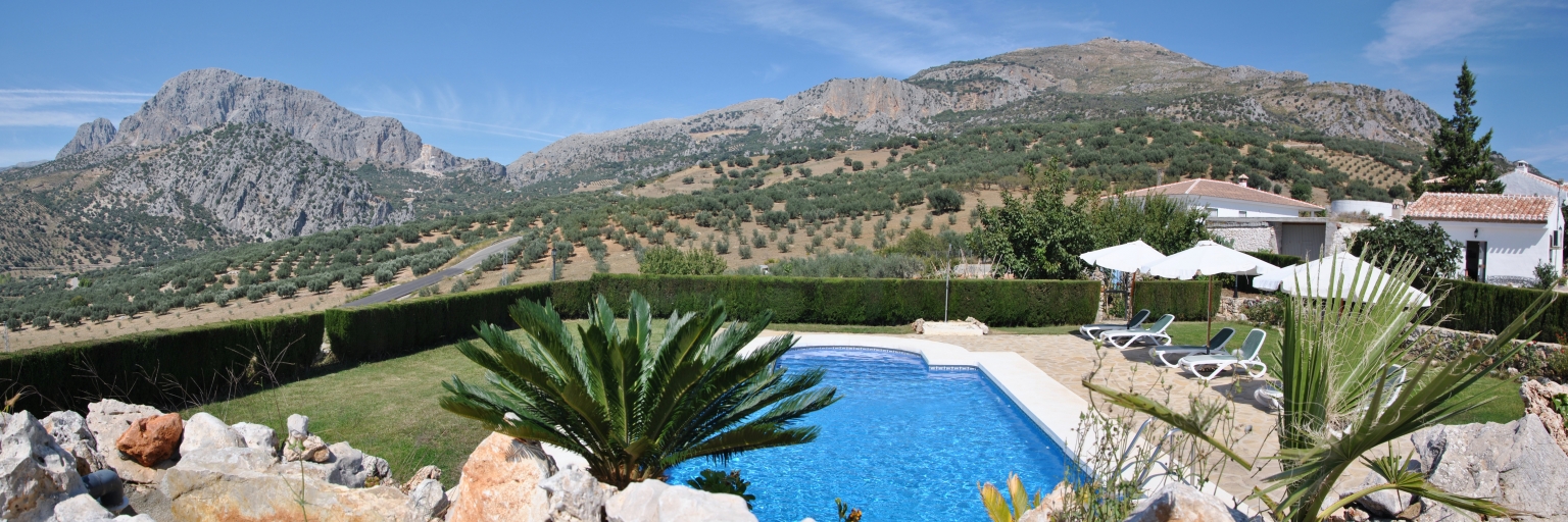 Disfruta de las Vistas a los Tajos del Sabar desde la piscina de Cortijo Las Monjas