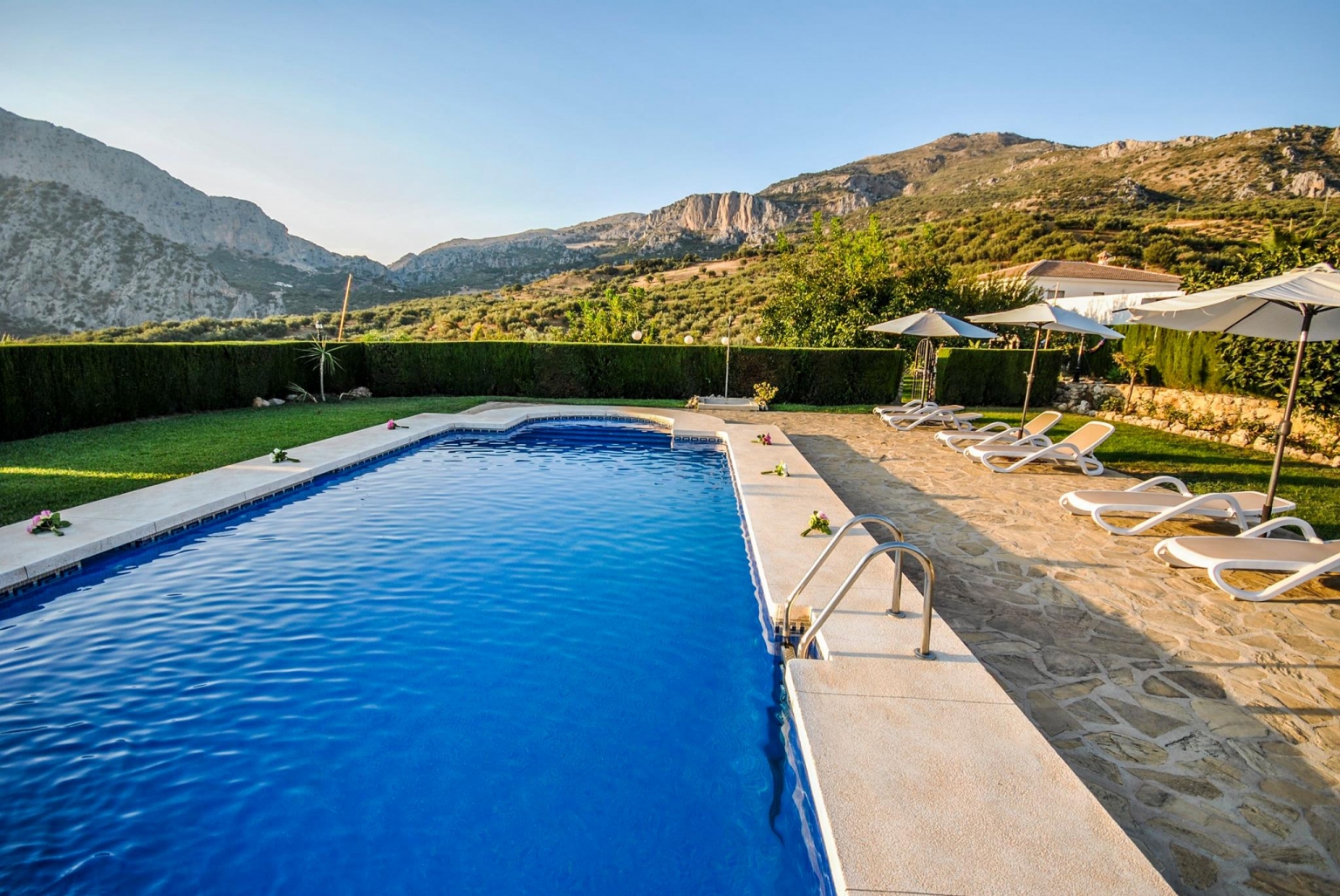 Vista a la montaña de Alfarnatejo desde la piscina del alojamiento rural Cortijo Las Monjas, Alta Axarquía de Málaga interior, Costa del Sol. Andalucía
