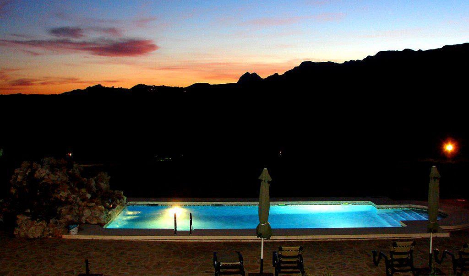 Vistas del atardecer y de la piscina desde la era de Cortijo Las Monjas. Alta Axarquía. Alojamiento Rural en la Naturaleza. Málaga