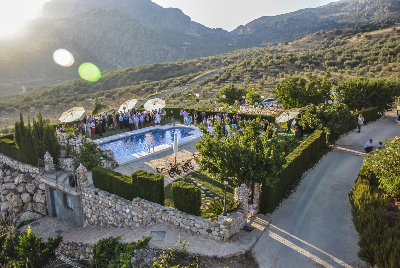 Banquete y aperitivos, en la piscina de Cortijo Las Monjas para una boda civil, en la provincia de Málaga, Axarquía. Costa del Sol