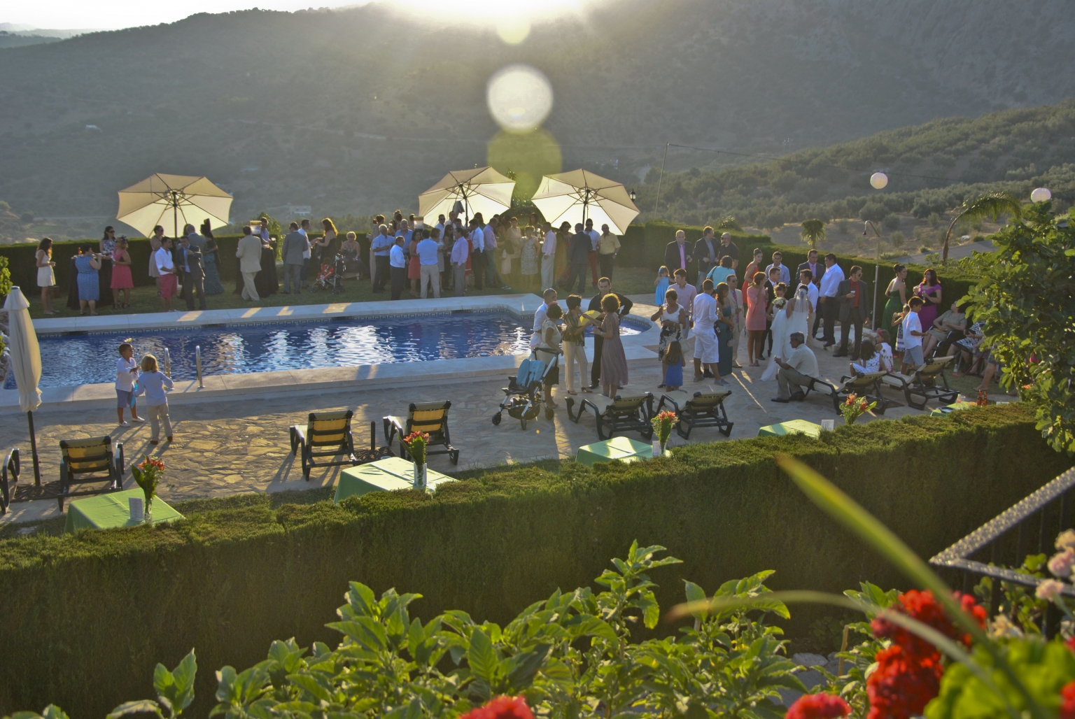 Celebración del aperitivo de una boda en los jardines del Alojamiento Rural Cortijo Las Monjas.Los comensales disfrutaron de unas vistas de 360 grados de las montañas y el valle del Sabar.  Málaga, Alta Axarquía. Andalucía.