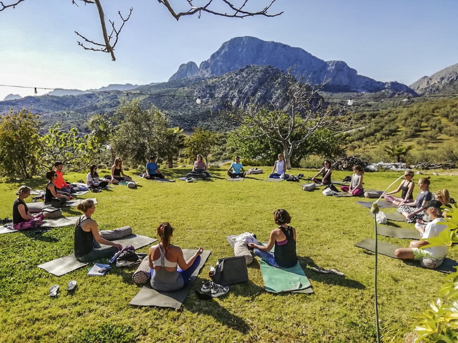 Formaciones para instructores y profesores de Yoga. Retiros en Alojamiento Rural en la Montaña. Cortijo Las Monjas tiene instalaciones adaptadas para tus cursos educativos y deportivos.