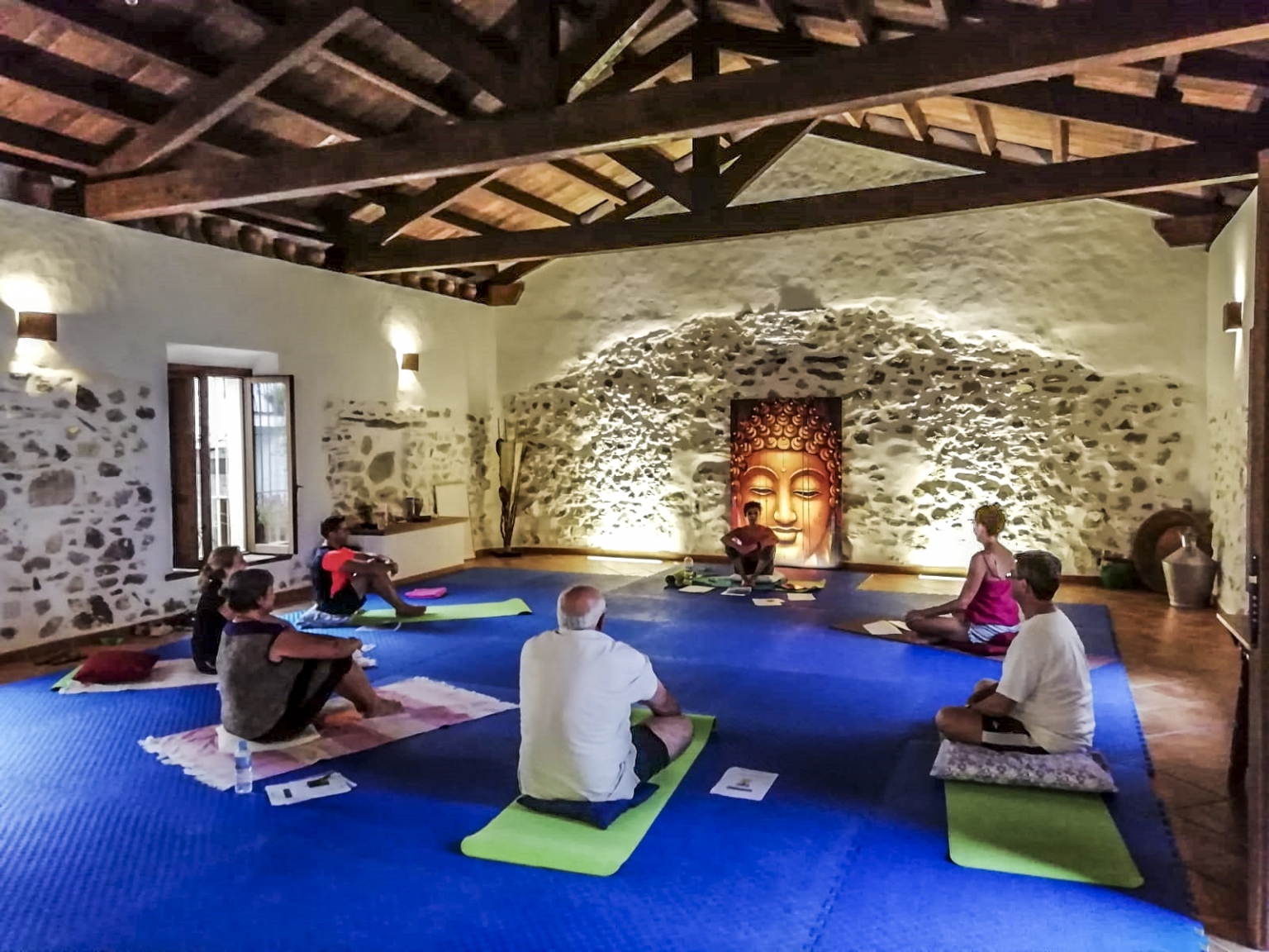 Cursos de formación para instructores y profesores de Yoga en Cortijo Las Monjas. Alojamiento rural en las montañas de Málaga, Andalucia. Instalaciones adecuadas a tus eventos deportivos y educativos.
