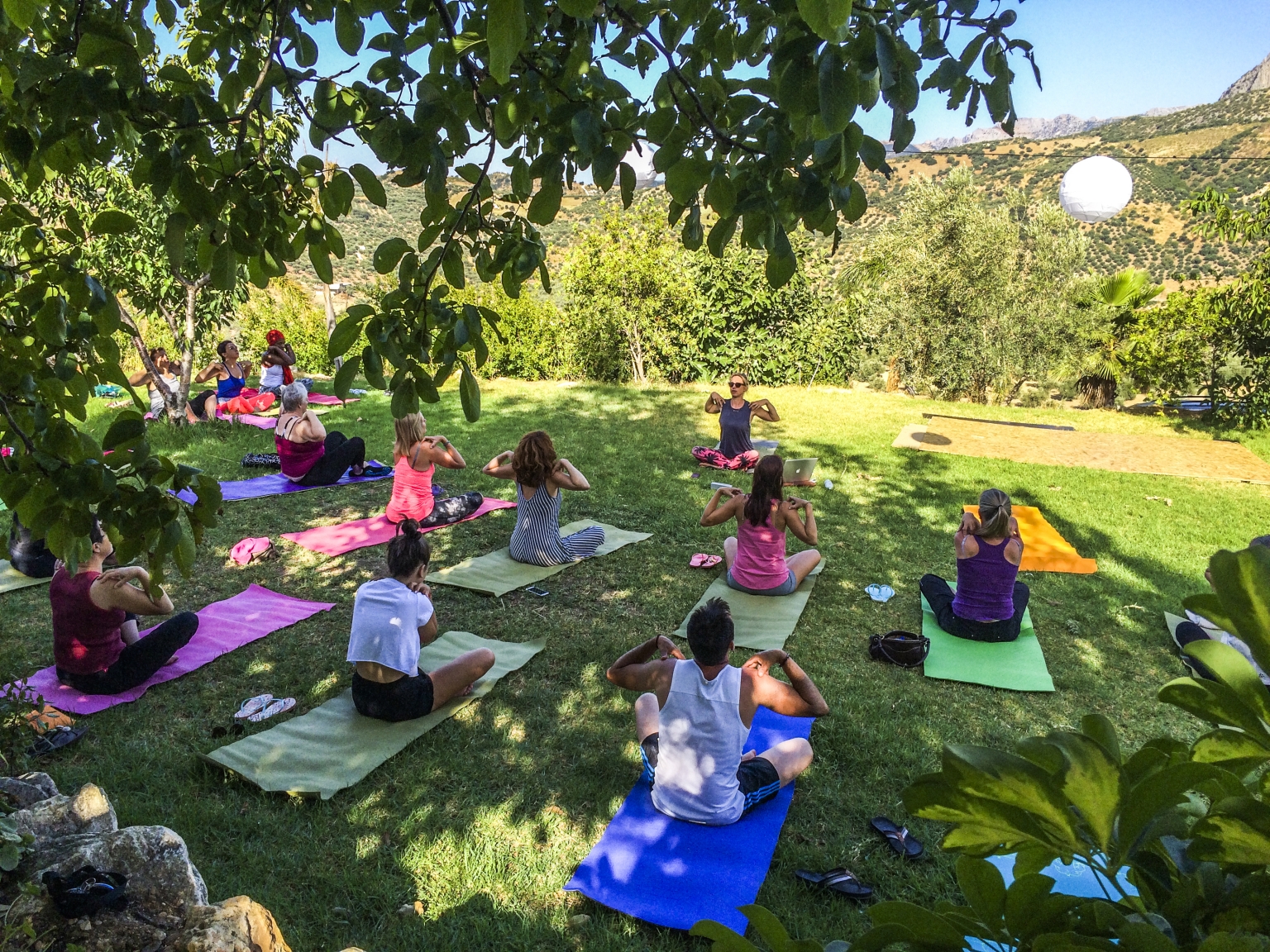 Yoga al aire libre, todas las semanas en los jardines de Cortijo Las Monjas.Alta Axarquía, Alfarnatejo, Periana. Málaga. Andalucía