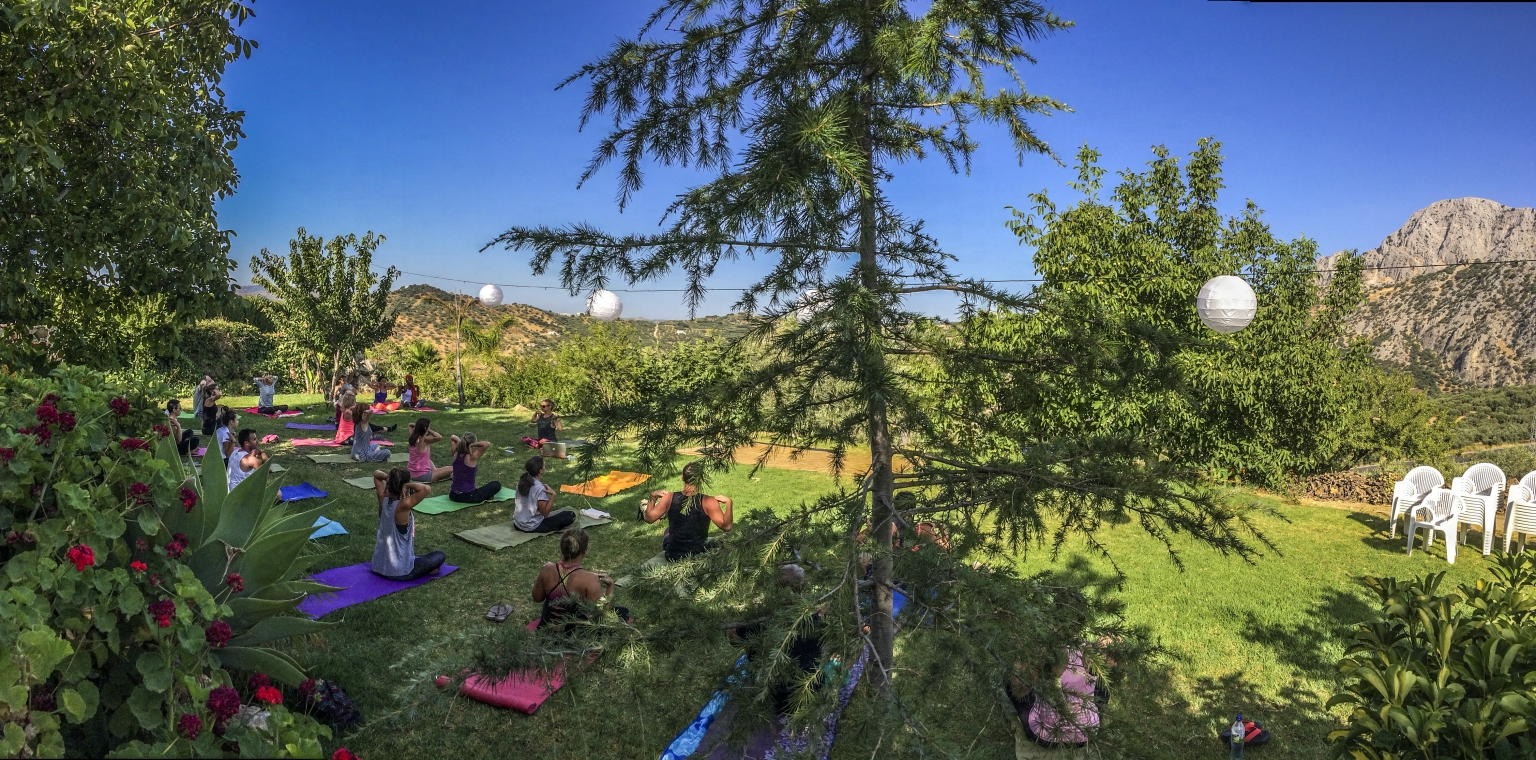 Jardines de Cortijo Las Monjas, ideal para la práctica de tu activida favorita. Yoga en las Montañas de la Alta Axarquía de Málaga, Alfarnatejo - Periana. Andalucía