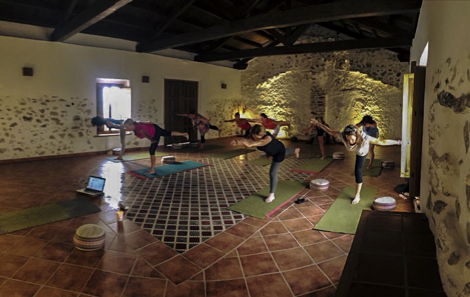 Sala de Yoga para clases, formaciones y cursos. Durante todo el año en nuestras instalaciones de Cortijo Las Monjas, en la Alta Axarquía de Málaga, Andalucia