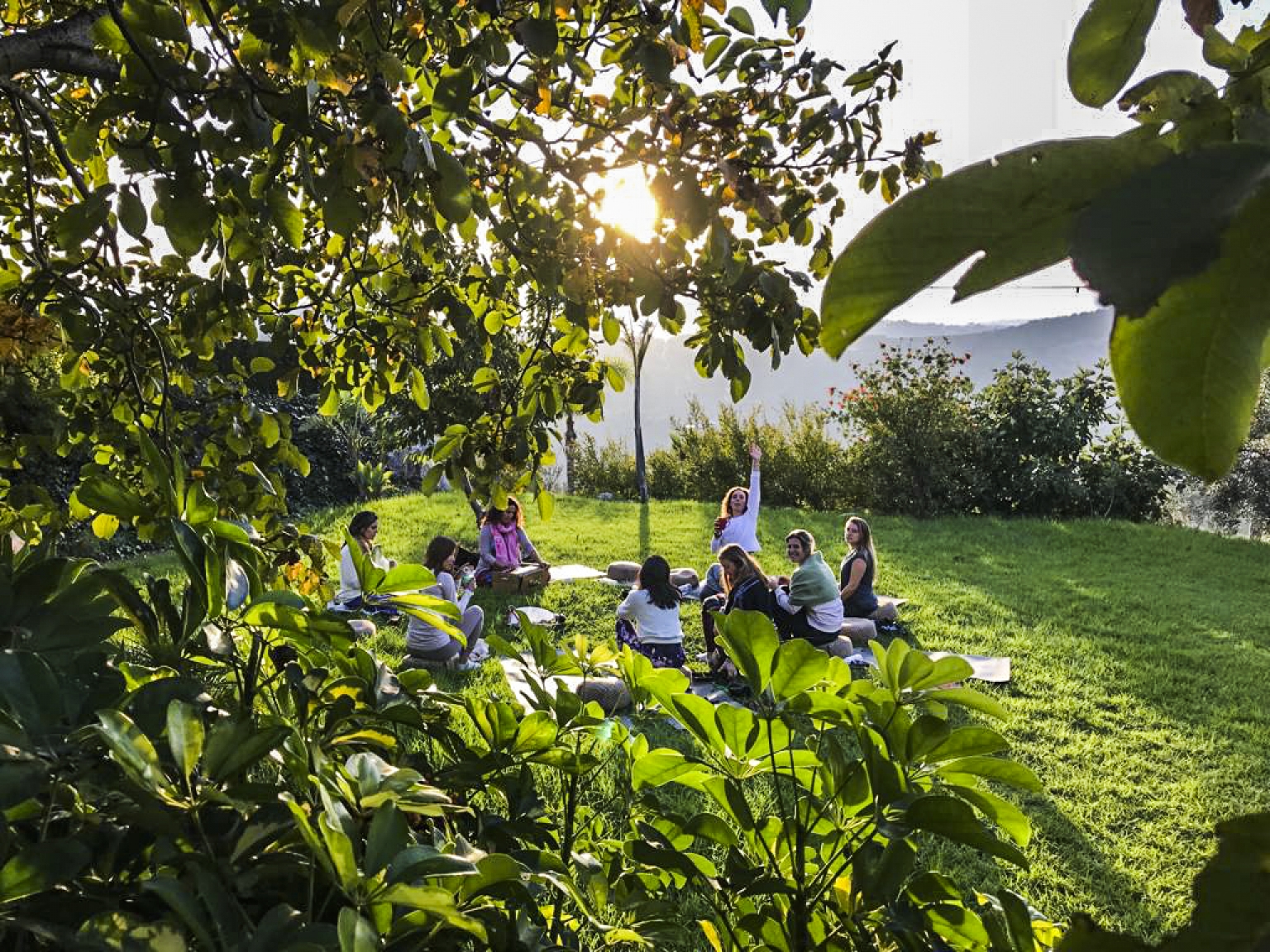 Sesiones y clases de Yoga en Cortijo Las Monjas, para retiros educactivos de profesores e instructores