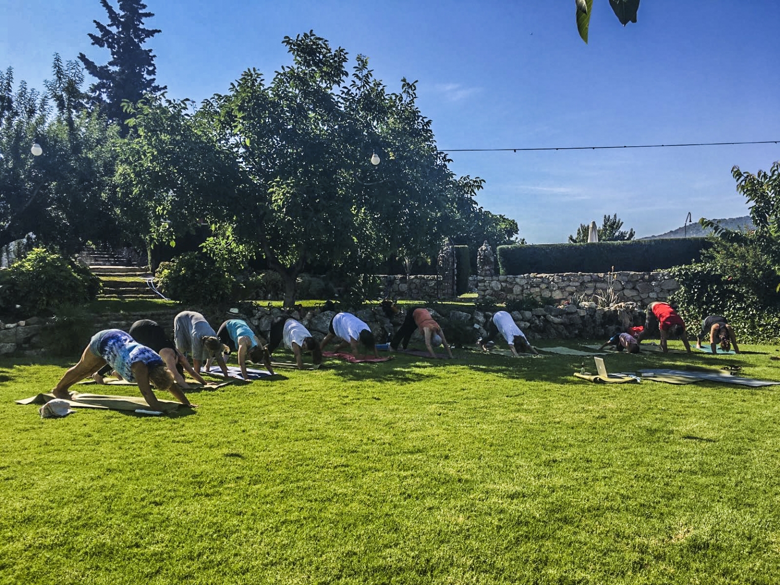 Cortijo Las Monjas ofrece en sus instalaciones, clases de Yoga todas las semanas en nuestra Sala o nuestro jardín