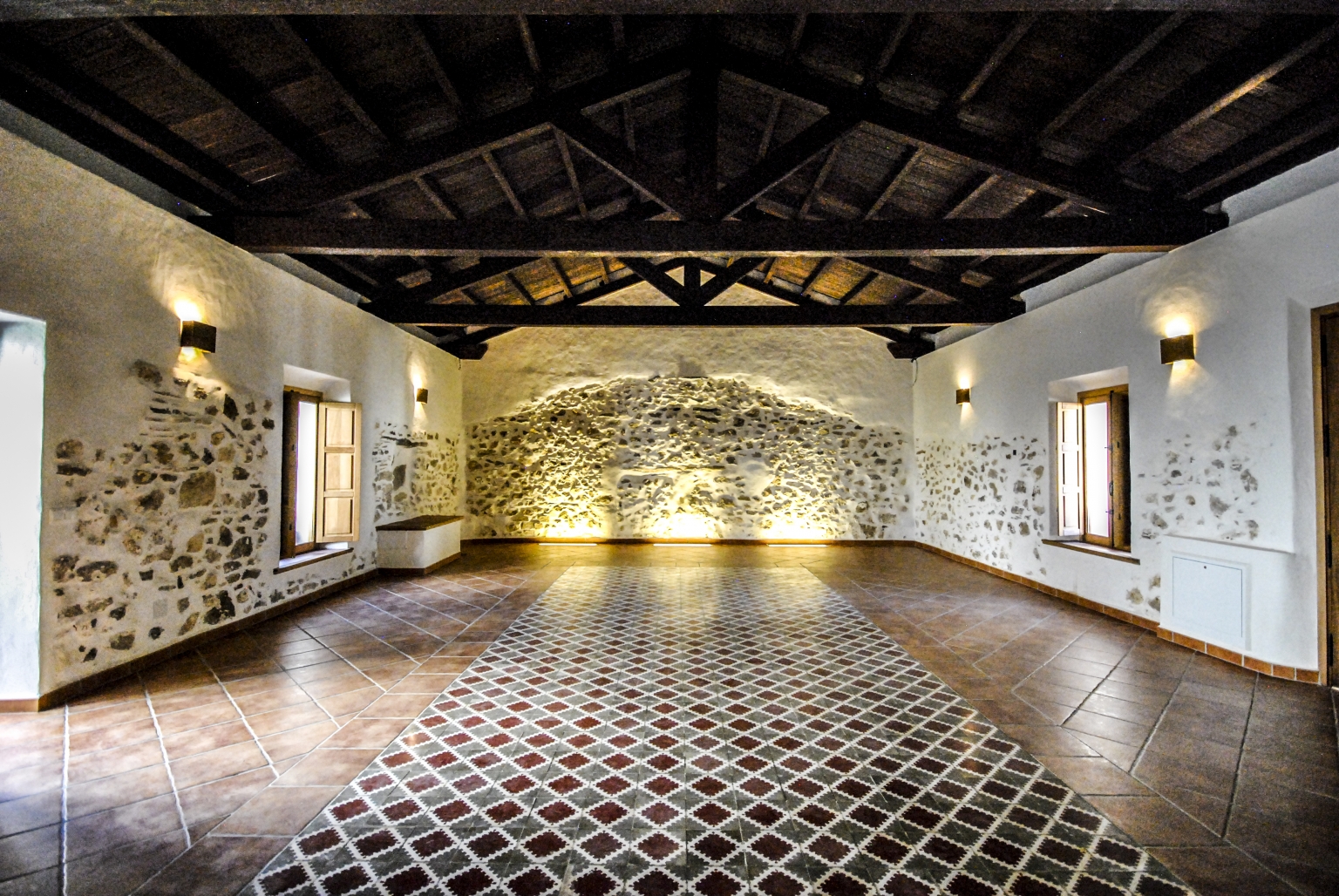 Sala multiusos para tus deportes y actividades de sala. Gran altura de techos, suelo radiante, tatami para artes marciales y material de yoga. Tus entrenamientos con tus amigos o compañeros de club en un solo sitio, Cortijo Las Monjas. En las montañas de la Alta Axarquía. Málaga