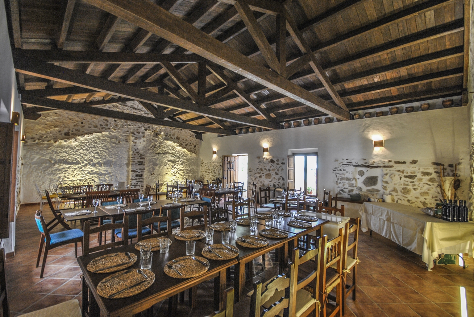 Cortijo Las Monjas cuenta entre sus instalaciones un lugar íntimo, y exclusivo para la celebración de tus reuniones de empresa y familiares en las montañas de la Alta Axarquía de Málaga. Costa del Sol interior, Andalucia, España