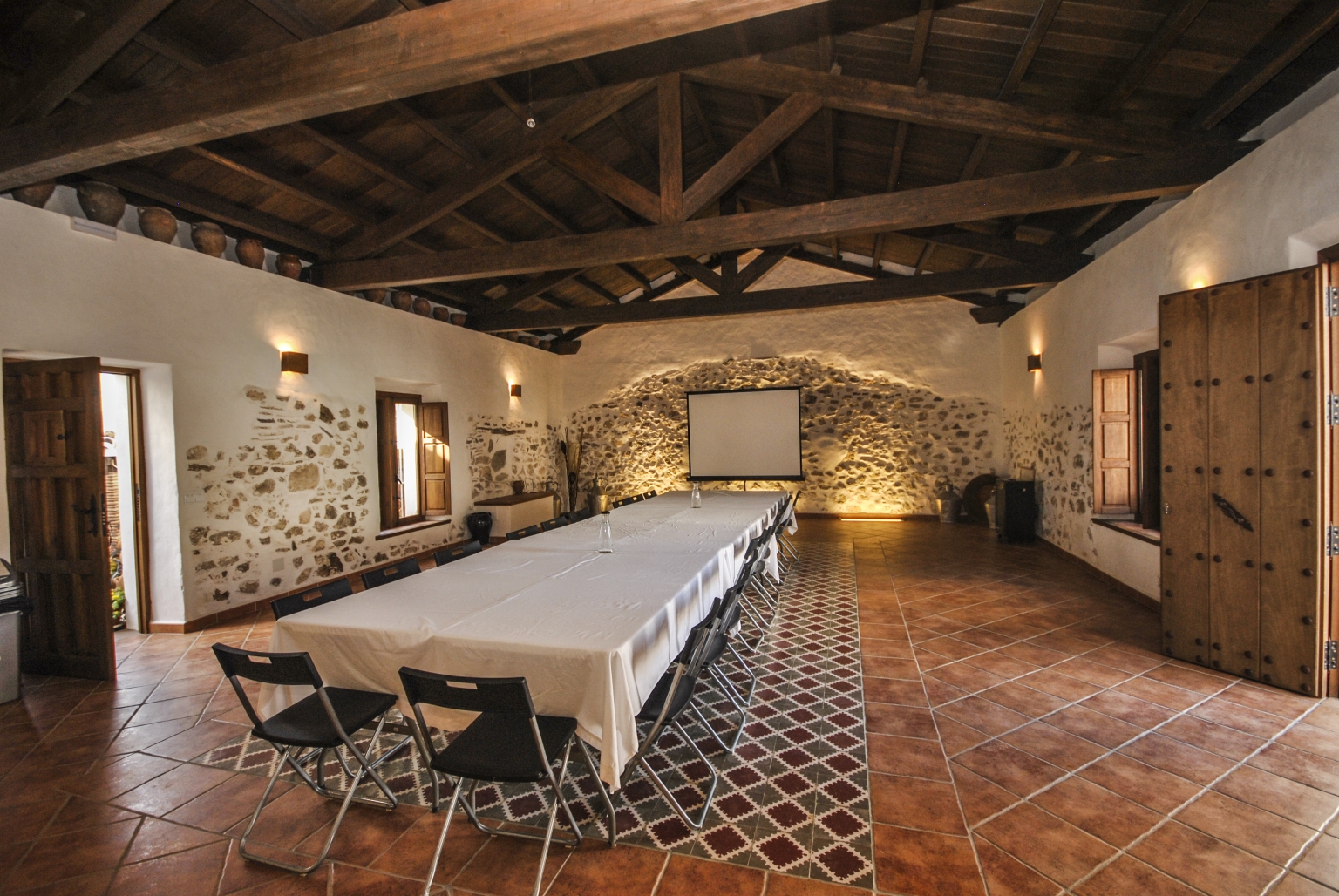 Reuniones de empresas y familiares en Sala Tinao, en los alojamientos turísticos Cortijo Las Monjas. Un lugar único y diferente en el interior de la Costa del Sol. Andalucia