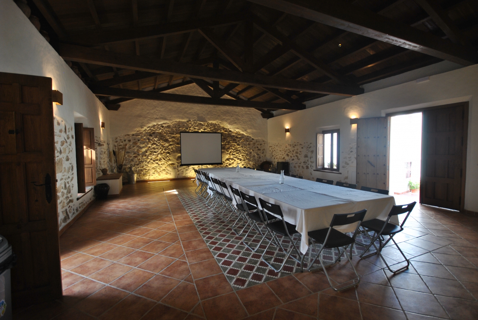 Sala Tinaho, una de las instalaciones de Cortijo Las Monjas en la Alta Axarquía de Málaga. Un espacio ideal, único y exclusivo para realizar presentaciones de eventos, reuniones, conferencias, comidas cursos de formación, retiros, y muchas actividades más. Cuéntanos vuestro proyecto e intentaremos daros la solución para vuestras necesidades en nuestras instalaciones.. 