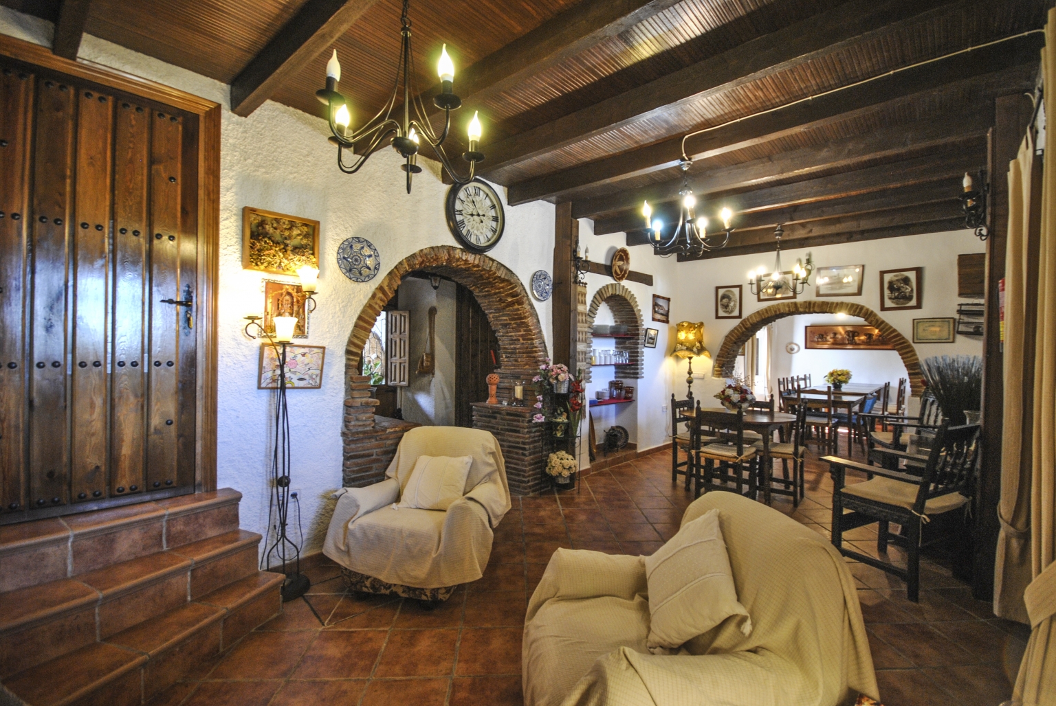 Salón, comedor de uso común para los huéspedes y clientes del alojamiento Cortijo Las Monjas. Zona con mucho caracter arquitectónico e historia de tiempos pasados