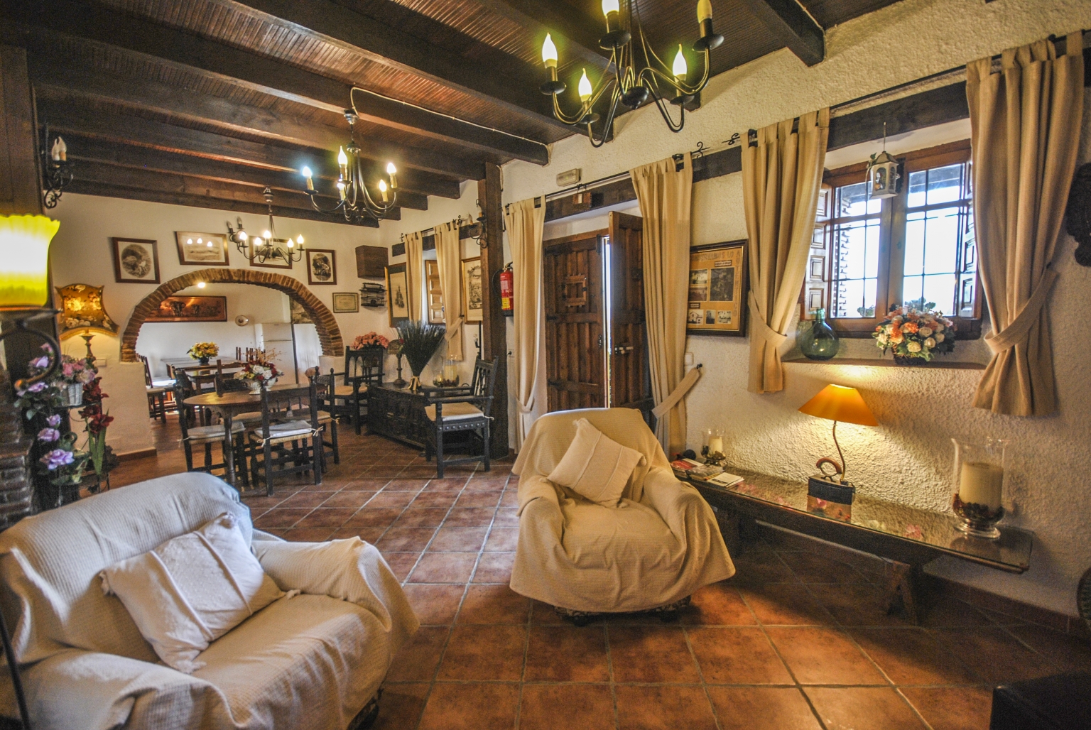 Salón comedor común con chimenea para reuniones familiares o empresariales, en Cortijo Las Monjas. Un lugar acogedor en la Alta Axarquía, interior de la Costa del Sol, provincia de Málaga, Andalucía