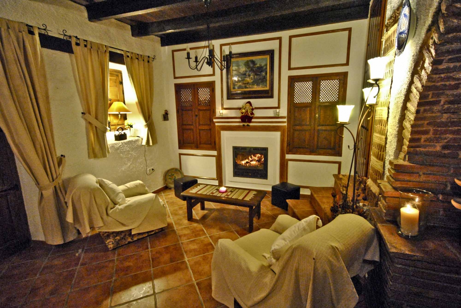 Salón comedor común con chimenea para reuniones familiares o empresariales, en Cortijo Las Monjas. Un lugar acogedor en la Alta Axarquía, interior de la Costa del Sol, provincia de Málaga, Andalucía