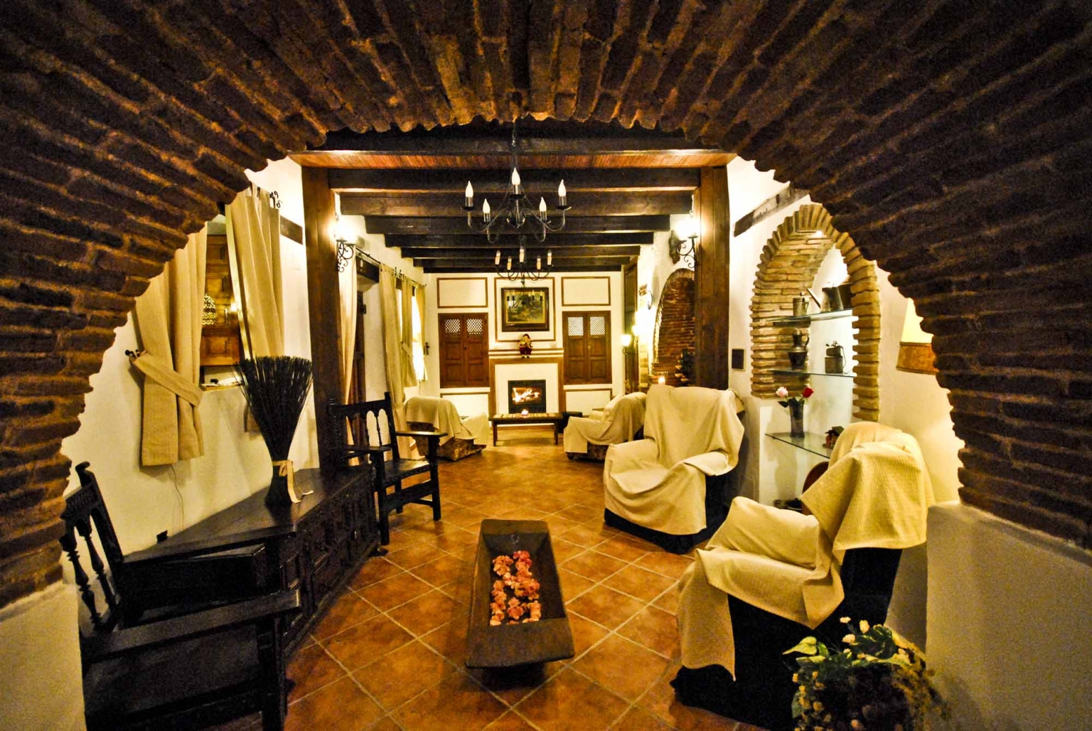 Salón comedor común con chimenea y pequeña cocina, para tus reuniones familiares o empresariales, en Cortijo Las Monjas. Un lugar acogedor en la Alta Axarquía, interior de la Costa del Sol, provincia de Málaga, Andalucía