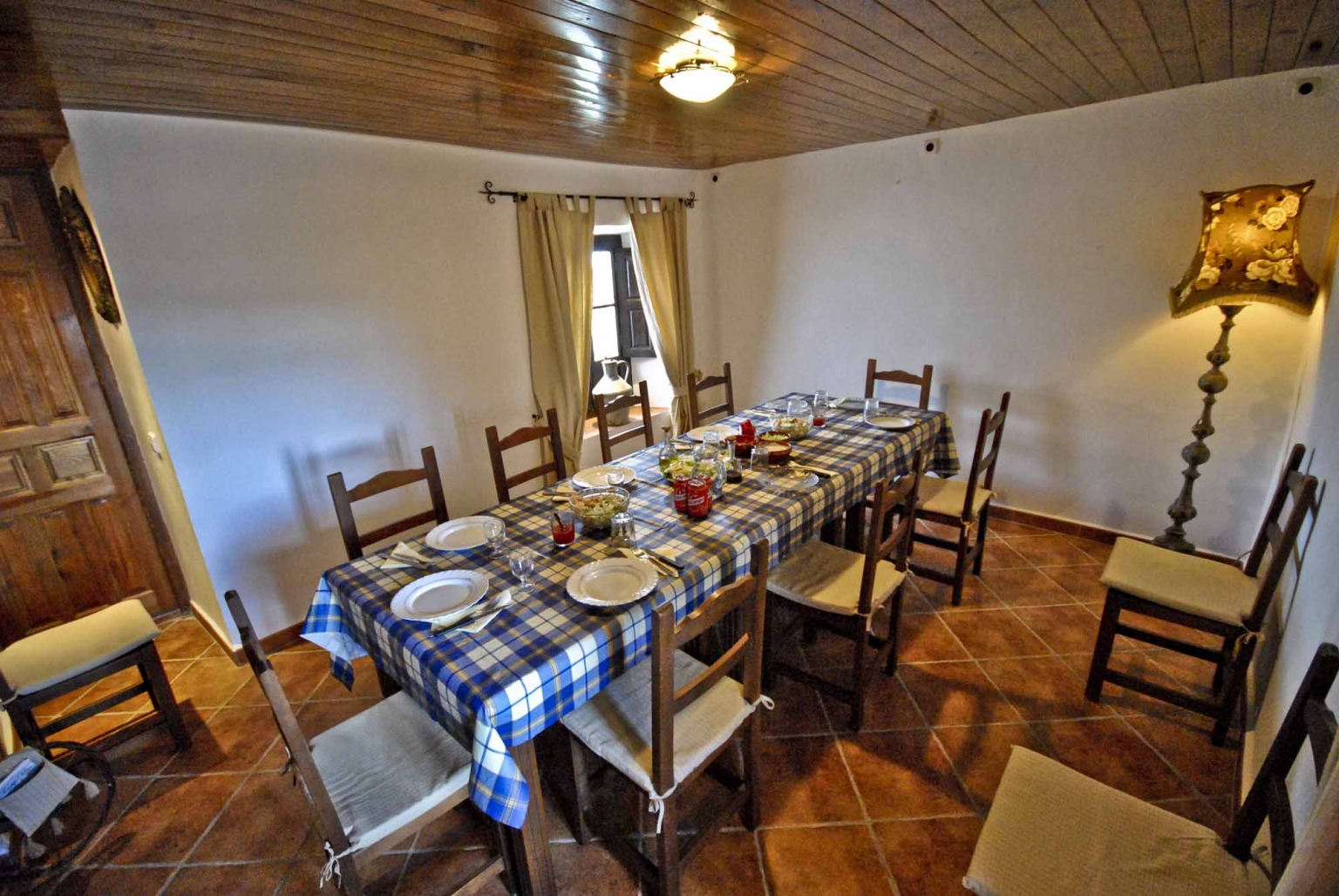 Comedor de uso común, dentro del salón principal de los Apartamentos Turísticos Cortijo Las Monjas, ubicado al Sur de Andalucía, Periana, provincia de Málaga, interior de la Costa del Sol. Alta Axarquía