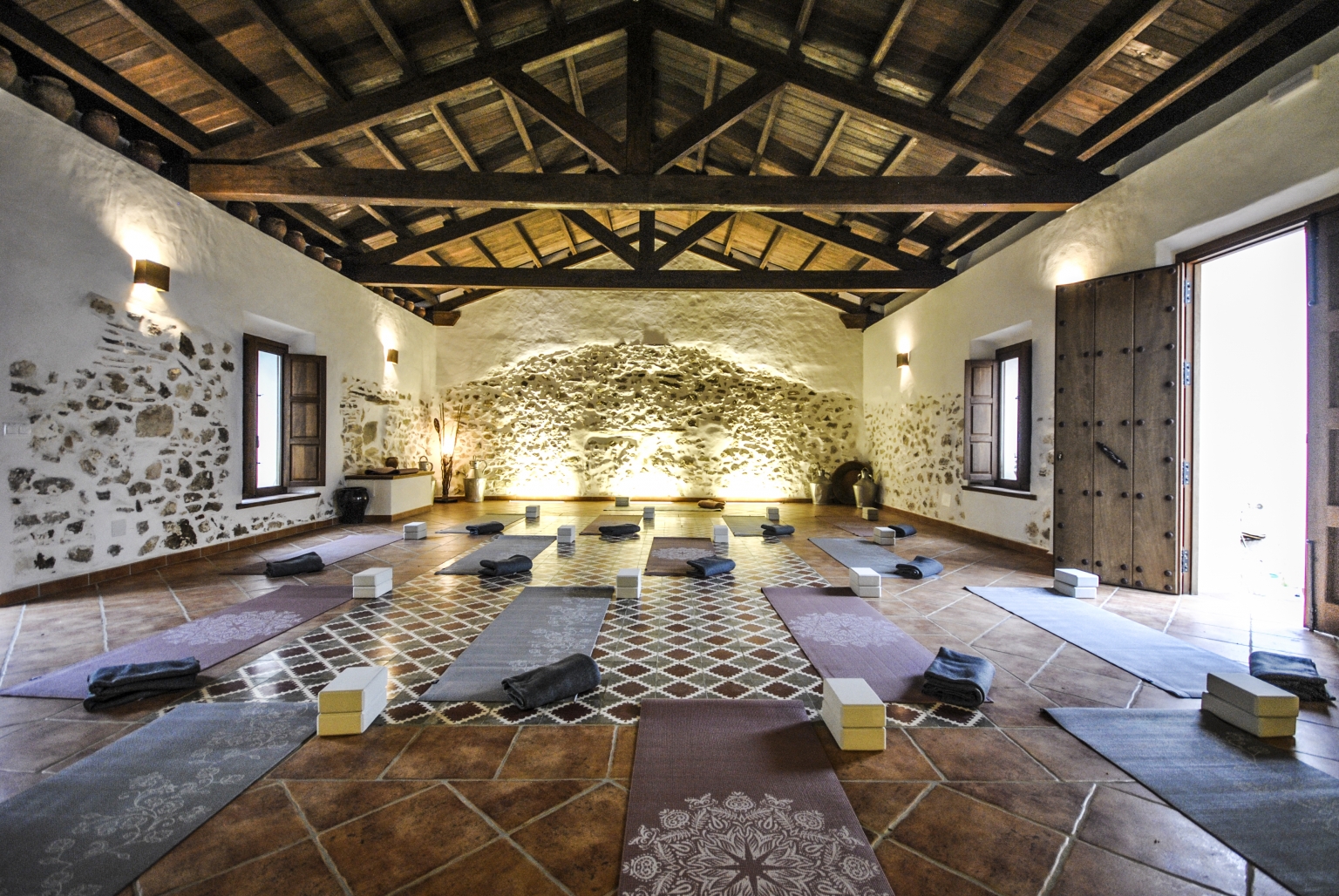 Sala de Yoga en el alojamiento turístico Cortijo Las Monjas en el interior de la Costa del Sol, Málaga. Andalucía. Esta shala posee suelo radiante para hacer más confortable los fríos invernos, material de yoga y tatami opcional de goma eva de alta densidad. Disfruta de tu actividad favorita con nosotros