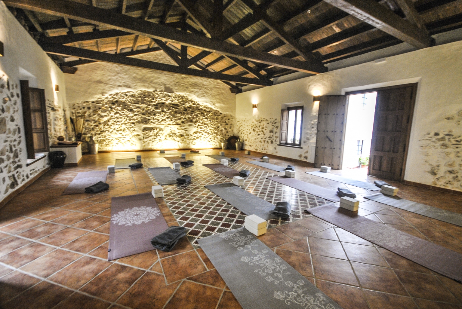 Sala de Yoga para tus cursos, retiros, formaciones. Opción de montar suelo tatami. Material de yoga (esterillas, tacos, mantas). Puedes ver el resto de instalaciones en Cortijo Las Monjas, Alta Axarquía. Málaga. Andalucia